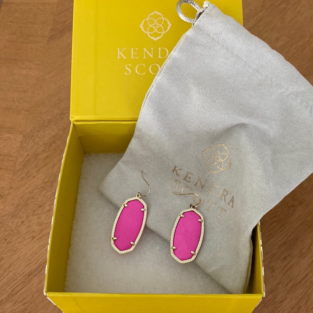 Kendra Scott Danielle Gold Statement Earrings in Neon Pink Magnesite